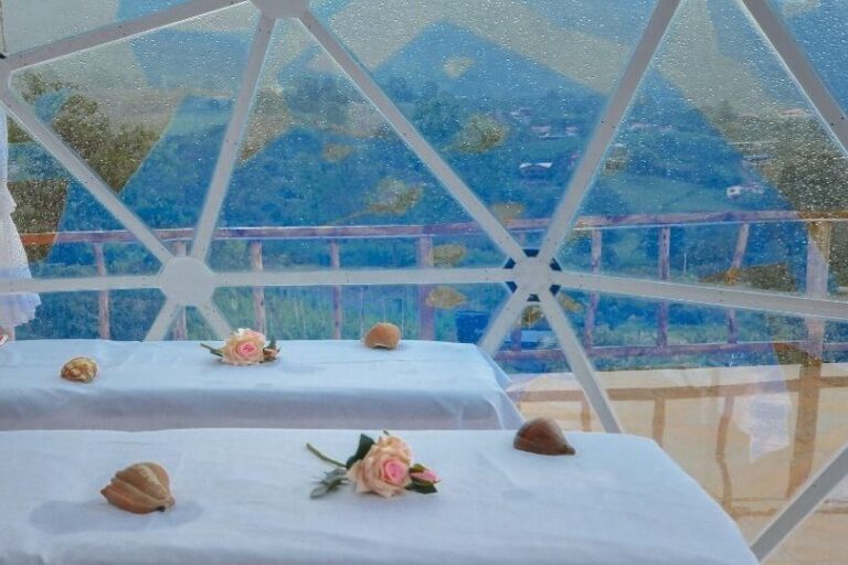 camas de masajes con rosas dentro de un glamping